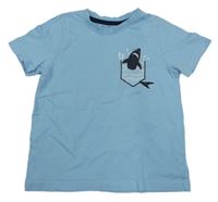 Svetlomodré tričko so žralokom Lupilu