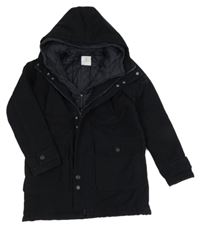 Tmavomodrý zateplený kabát s šusťákovou vsadkou a kapucí Okaidi