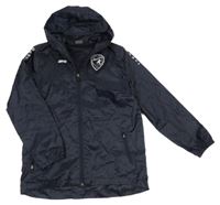 Tmavomodrá šusťáková sportovní fotbalová bunda se znakem a kapucí JAKO