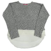 Šedý vzorovaný úpletový svetr s bílou halenkou a krajkovým volánkem YD