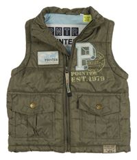 Khaki šušťáková zateplená vesta s písmenem a nášivkou