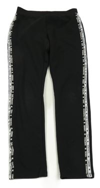 Čierno-biele legíny s nápismi C&A