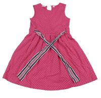 Tmavoružové šaty s bodkami a opaskom