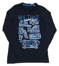 Tmavomodré tričko so skateom C&A