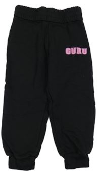 Černé tepláky s nápisem Guru