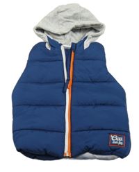 Tmavomodrá prešívaná šušťáková zateplená vesta s nášivkou a kapucňou Ergee