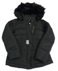 Černá prošívaná šusťáková zimní bunda s kapucí s kožešinou a páskem C&A