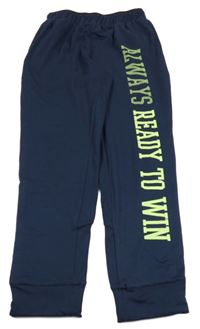 Tmavomodré sportovní tepláky s nápisem Destination