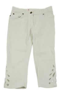 Biele capri rifle s perforovaným vzorom