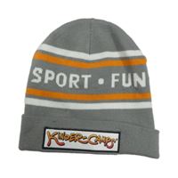 Sivo-oranžovo-biela čapica s pruhmi a nápismi