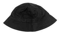 Čierny šušťákový klobúk s kapsičkou