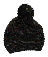 Čierno-farebná pletená čapica s brmbolcom