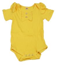 Žluté žebrované body  s knoflíky a volánky 