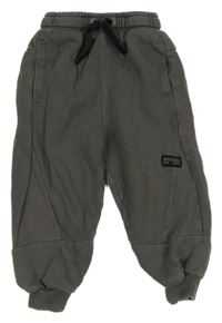 Tmavosivé tepláky s nášivkou George