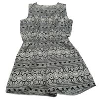 Černo-bílý vzorovaný lehký kraťasový overal Stop go