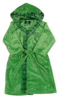 Zelený chlupatý župan s kostkovaným lemem a kapucí 