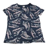 Tmavomodré tričko s topánkami C&A