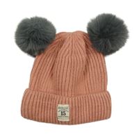 Skořicová žebrovaná pletená čepice s nášivkou a bambulemi