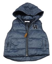 Tmavomodrá melírovaná šusťáková zateplená vesta s písmeny a kapucí H&M