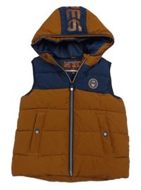 Tmavomodro-hnědá šusťáková zateplená vesta s nášivkou a kapucí C&A