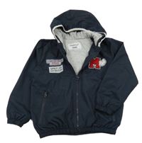 Tmavomodrá šušťáková jarná bunda s nášivkami a kapucňou