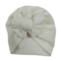 Bílá vzorovaná turbanová čepice s mašlí 