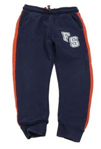 Tmavomodré tepláky s červeným pruhem a písmeny 