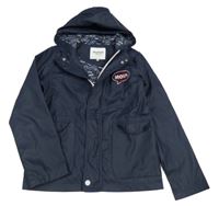 Tmavomodrá nepromokavá jarná bunda s nášivkou a kapucňou POCOPIANO