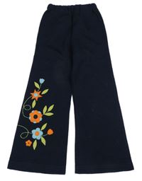 Tmavomodré široké tepláky s květy 