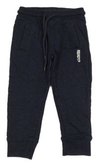 Tmavomodré tepláky s nápisem 