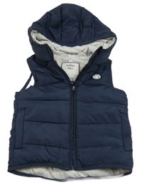 Tmavomodrá šušťáková zateplená vesta s nášivkou a kapucňou Topomini