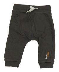 Tmavosivé tepláky s nápisom Kiabi