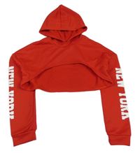 Červená crop mikina s nápisy na rukávech a kapucňou