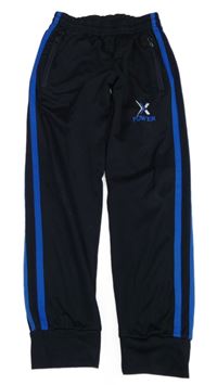 Tmavomodré športové tepláky s pruhmi a výšivkou