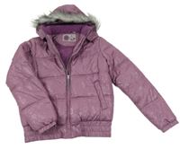 Fialová vzorovaná šusťáková zimní bunda s kapucí s kožešinou C&A