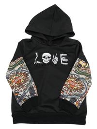 Čierna ľahká mikina so vzorovanymi rukávy a lebkou a kapucňou