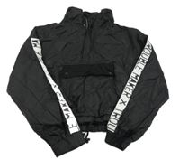 Čierna šušťáková jarná crop vetrovka s bielým pruhom s nápismi Astro