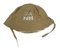 Hnědý plátěný klobouk s nápisem 