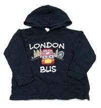 Tmavomodré triko a autobusem a kapucí