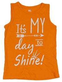 Oranžové tielko s nápismi a šípom