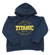 Tmavomodrá mikina s nápisom a kapucňou