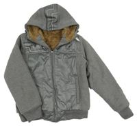 Sivá šušťáková zateplená bunda s teplákovymi rukávy a a potlačou a kapucňou