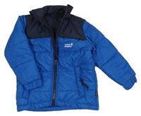 Tmavomodro-modrá šusťáková zimní bunda s nápisem 