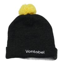 Tmavošedá čepice s nápisem a bambulí 