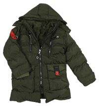 Tmavozelená šusťáková zimní bunda se zipy, kapsami a kapucí 