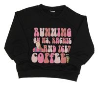 Čierna mikina s nápismi a dívkou a nápojem