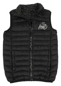 Černá prošívaná šusťáková zateplená vesta s potiskem KWD