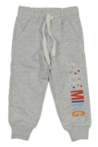 Svetlosivé tepláky s nápisom