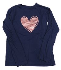 Tmavomodré tričko so srdcem