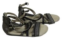 Černé koženkové páskové boty se cvočky Bull Boxer vel. 33